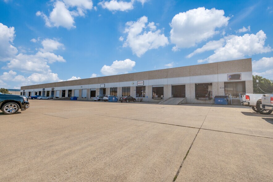 More Photos Of 1922-1938 N Great Southwest Pky, Grand Prairie Distribution For Lease
