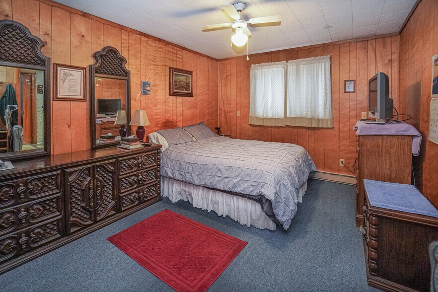 More Photos Of 314 Chippewa St, Ontonagon Hotel For Sale