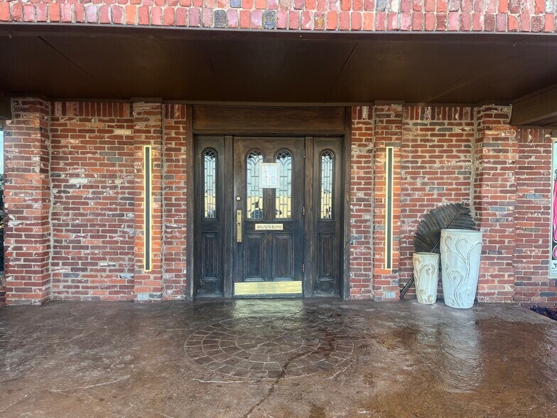 More Photos Of 911 E MacArthur St, Shawnee Showroom For Lease