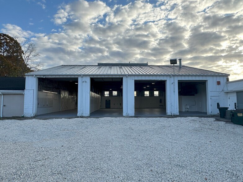 More Photos Of 125 Middle Country Rd, Coram Warehouse For Lease