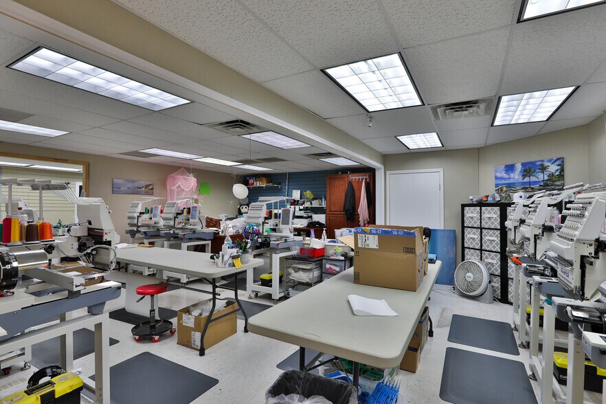 More Photos Of 2502 Harry Wurzbach Rd, San Antonio Flex For Lease