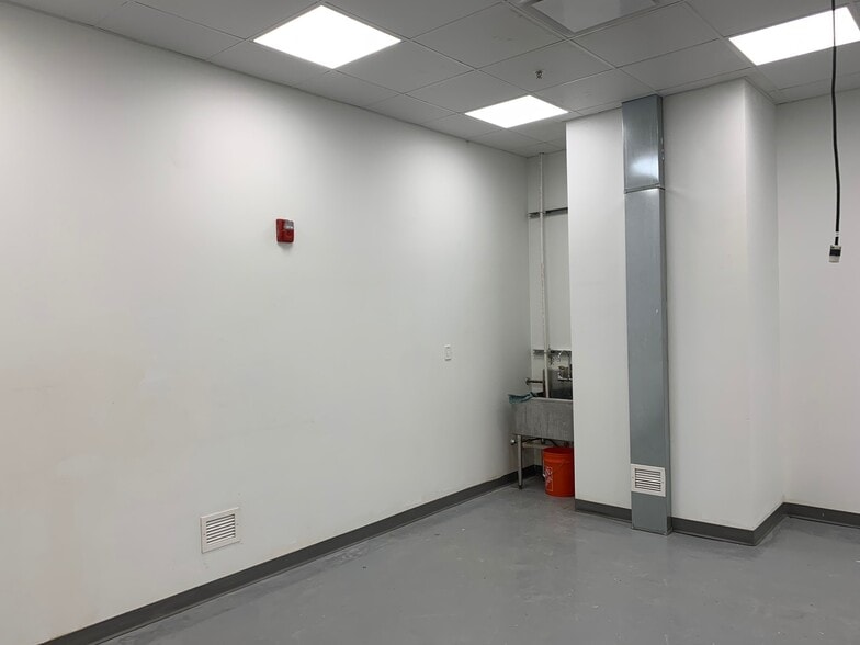 More Photos Of 586 Lewiston Junction Rd, Auburn Distribution For Lease