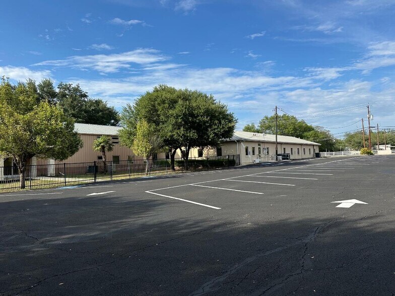 More Photos Of 400 Uhland Rd, San Marcos Unknown For Lease