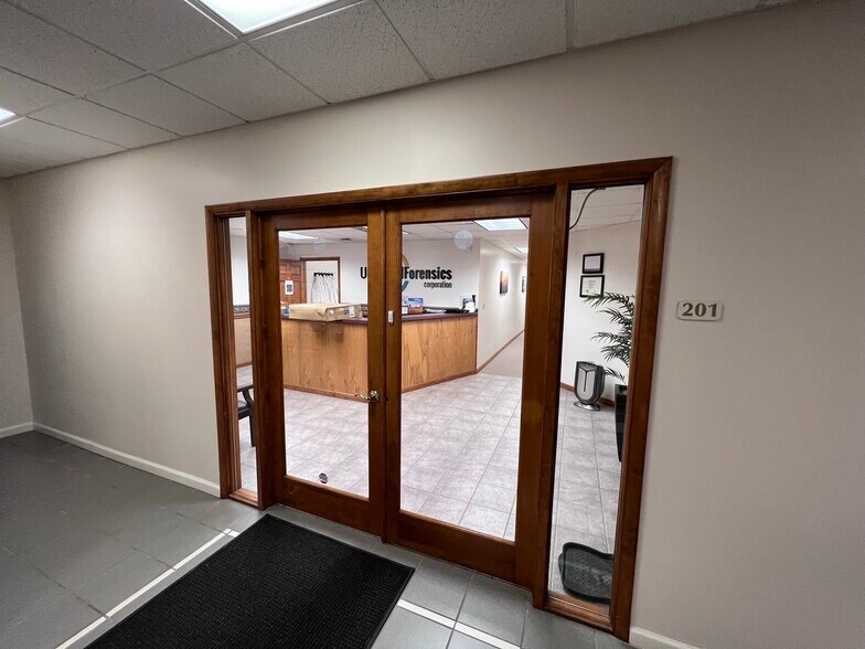 More Photos Of 109 W Main St, Somerset General Retail For Sale