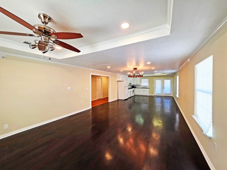More Photos Of 6623 Gulf Fwy, Houston Office Residential For Sale