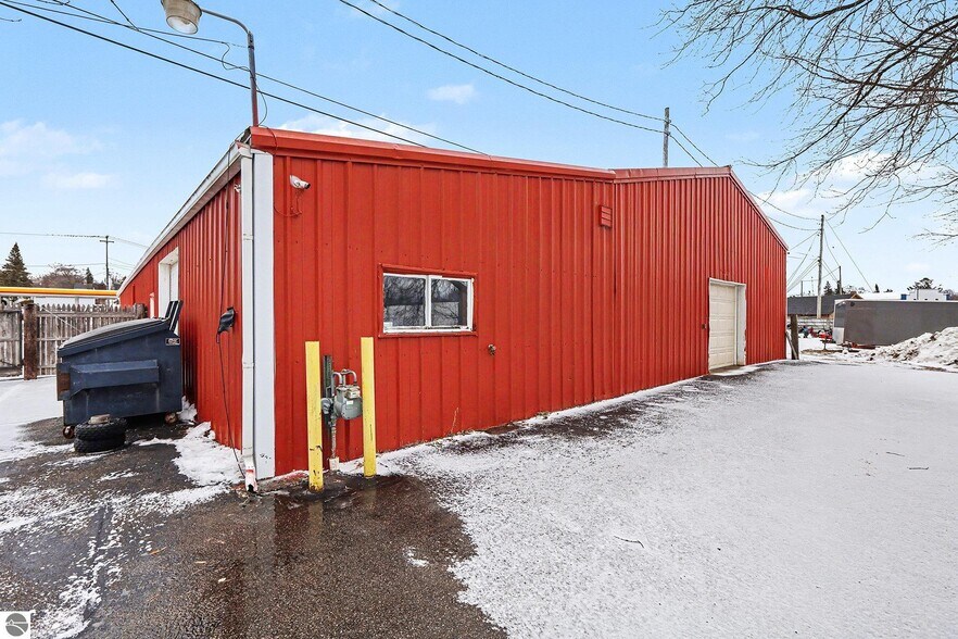 More Photos Of 414 S Mitchell St, Cadillac General Retail For Lease