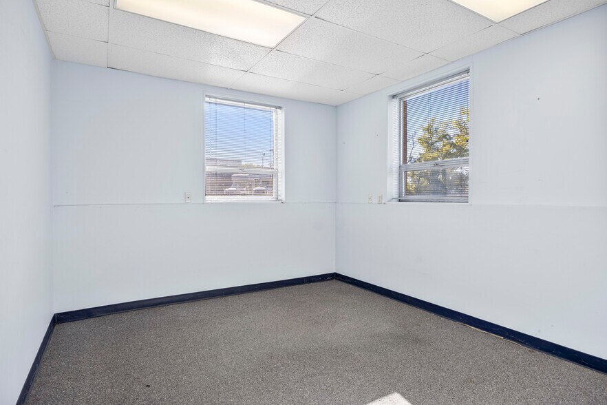 More Photos Of 30-32 N Russell Rd, Albany Office For Sale