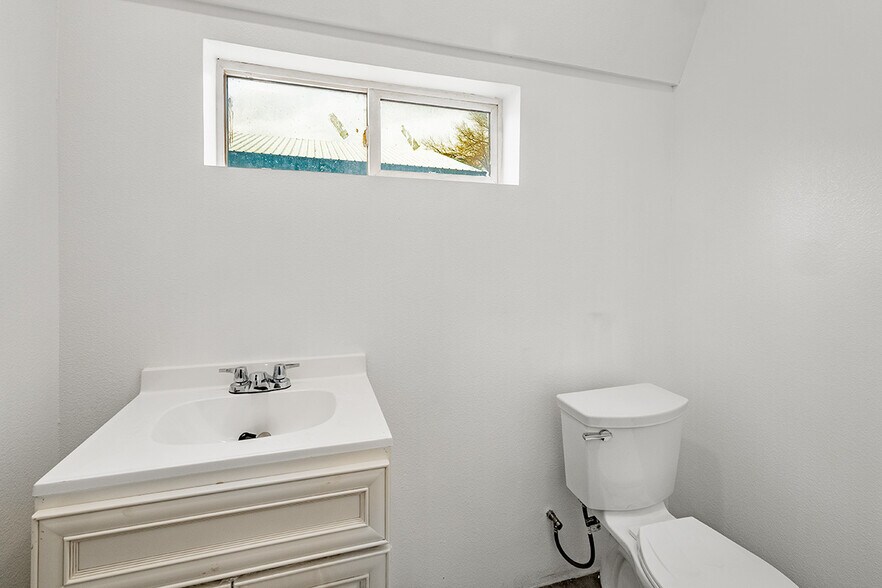 More Photos Of 910 Glendale Ave, Sparks Showroom For Sale