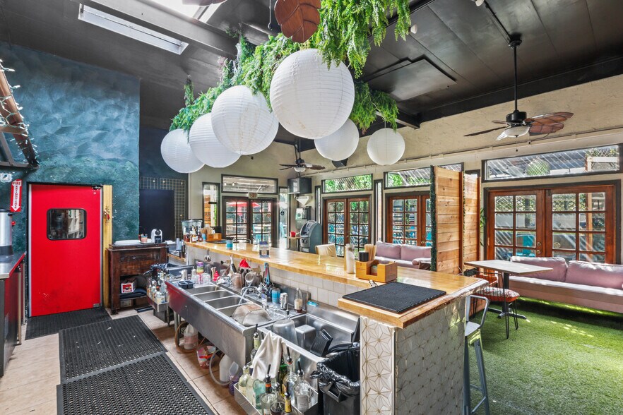 More Photos Of 1923 E Broadway, Long Beach Restaurant For Lease