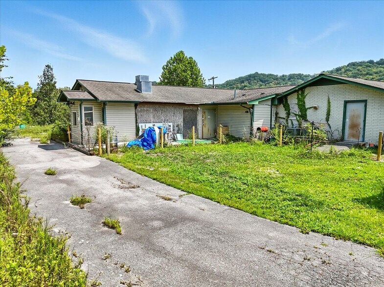 More Photos Of 2101 E Raccoon Valley Rd, Heiskell Garden Center For Sale