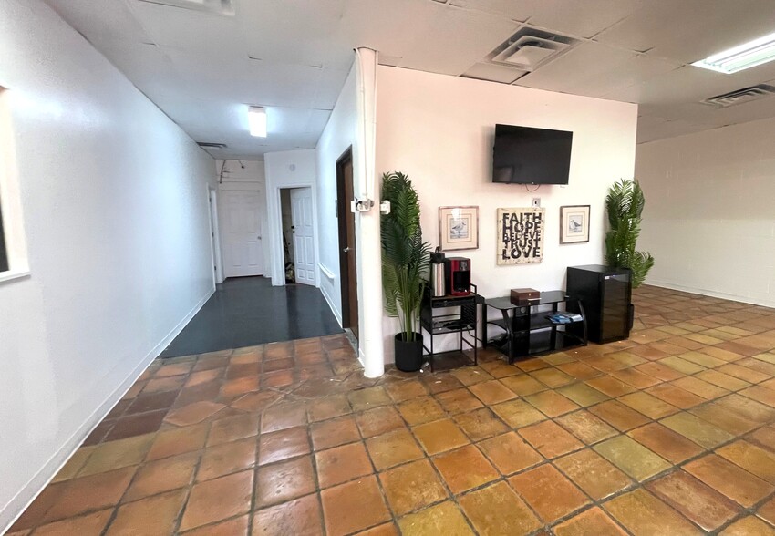 More Photos Of 2154 Burbank St, Dallas Freestanding For Lease