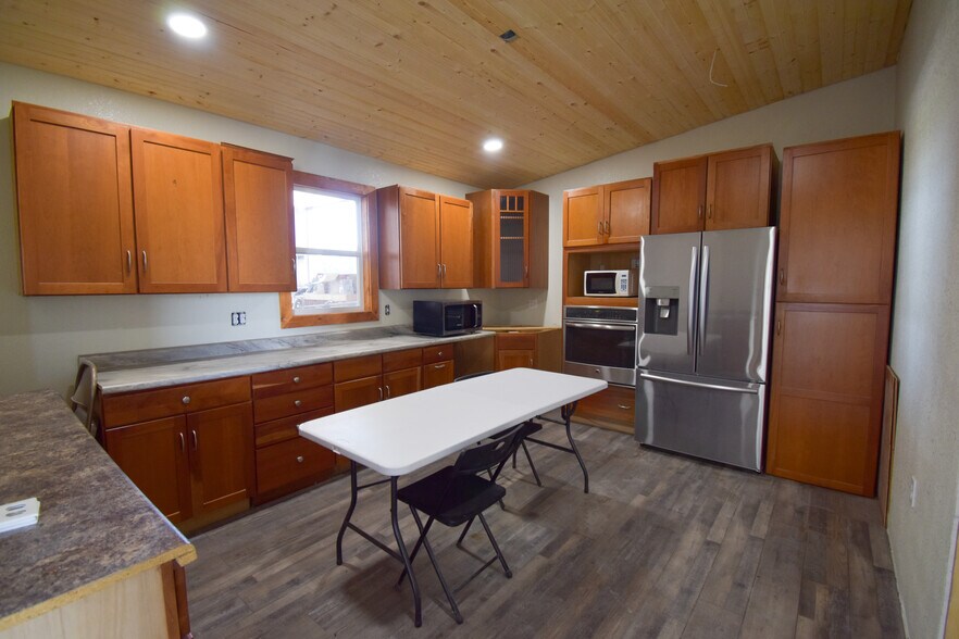 More Photos Of 823 Center Ave, Curtis Warehouse For Lease