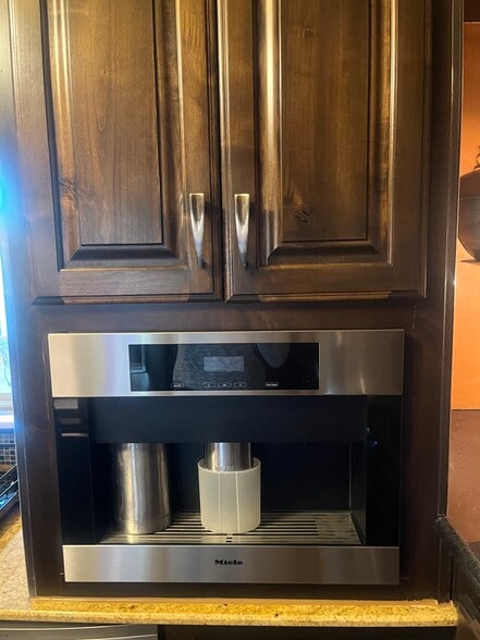 More Photos Of 911 E MacArthur St, Shawnee Showroom For Lease