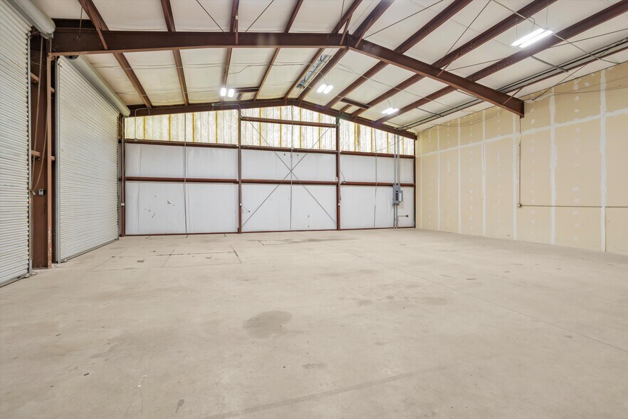 More Photos Of 11111 Neeshaw Dr, Houston Industrial For Lease