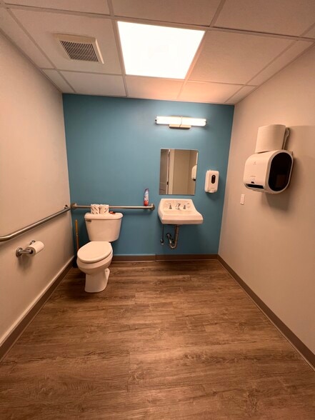 More Photos Of 16 Long Sands Rd, York Medical For Lease