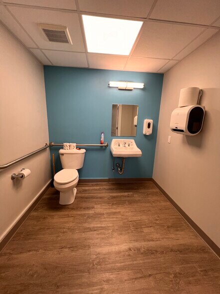 More Photos Of 16 long sands Rd, York Medical For Lease