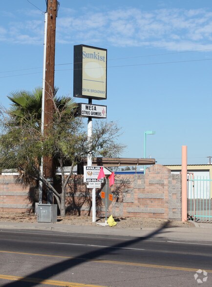 More Photos Of 254 W Broadway Rd, Mesa Distribution For Lease