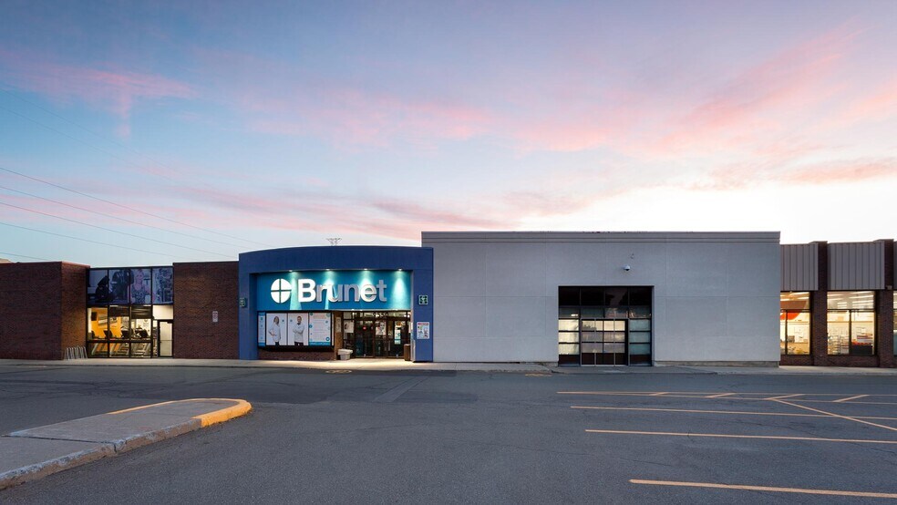 More Photos Of 9550 Boul De L'ormière, Québec General Retail For Lease