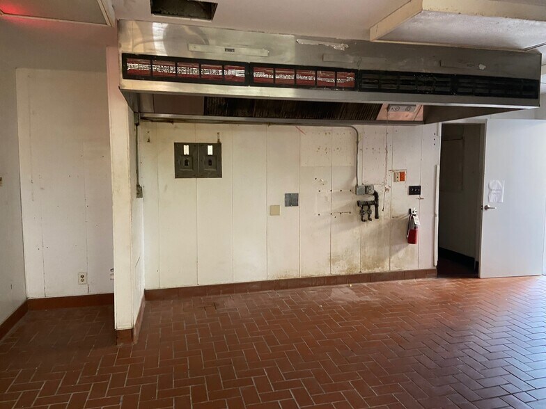 More Photos Of 505 W Murdock Ave, Oshkosh Storefront Retail Office For Lease