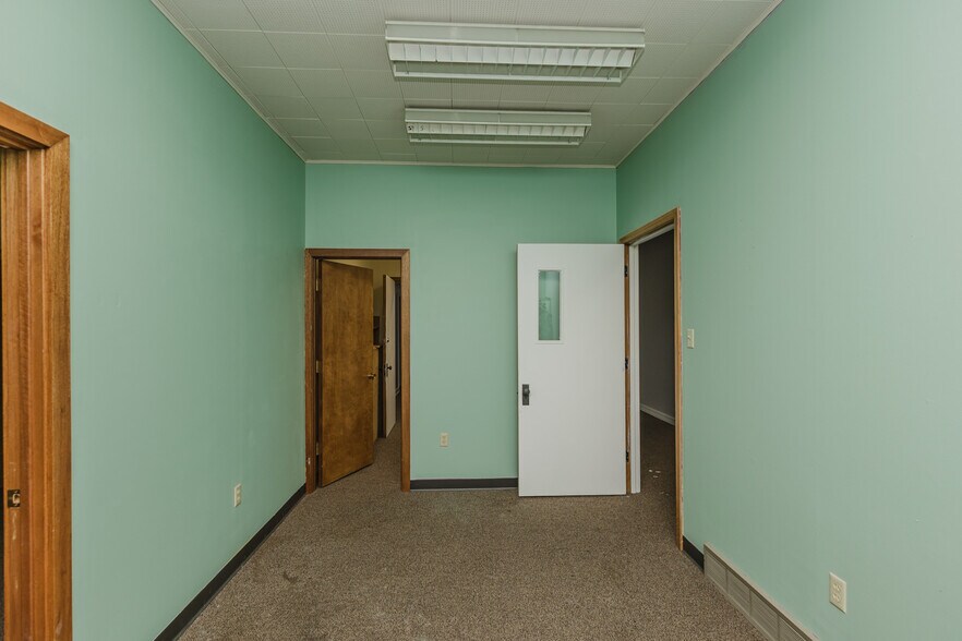 More Photos Of 724 N Main St, Newton Storefront For Sale