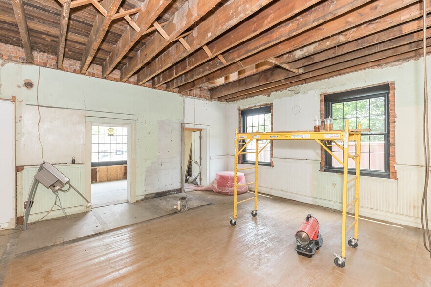 More Photos Of 1340 W Main St, Wytheville Loft Creative Space For Sale