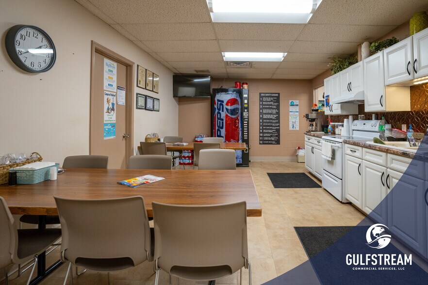 More Photos Of 5630 Airline Rd, Henderson Manufacturing For Lease