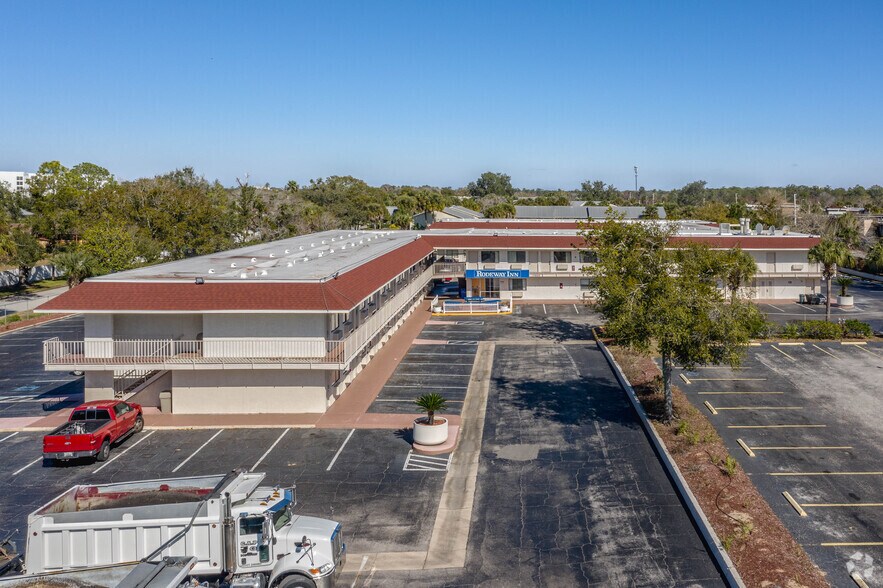 More Photos Of 7455 W Irlo Bronson Memorial Hwy, Kissimmee Hotel For Sale