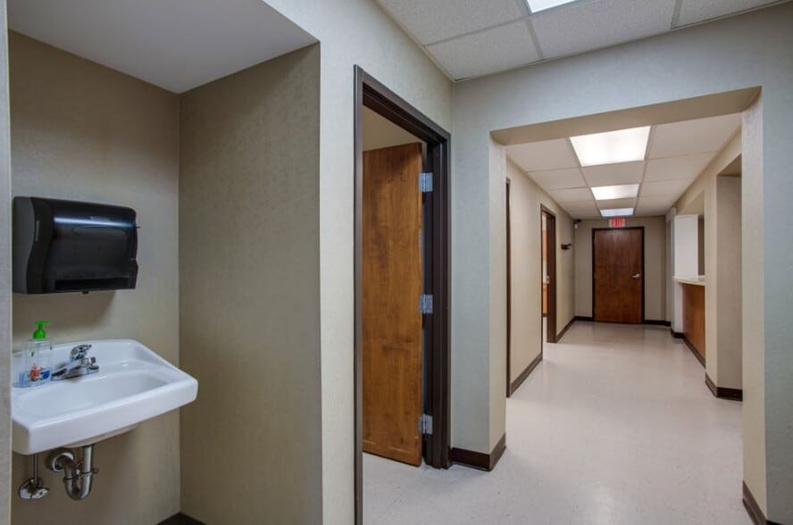 More Photos Of 1400 Hatcher Ln, Columbia Healthcare For Lease