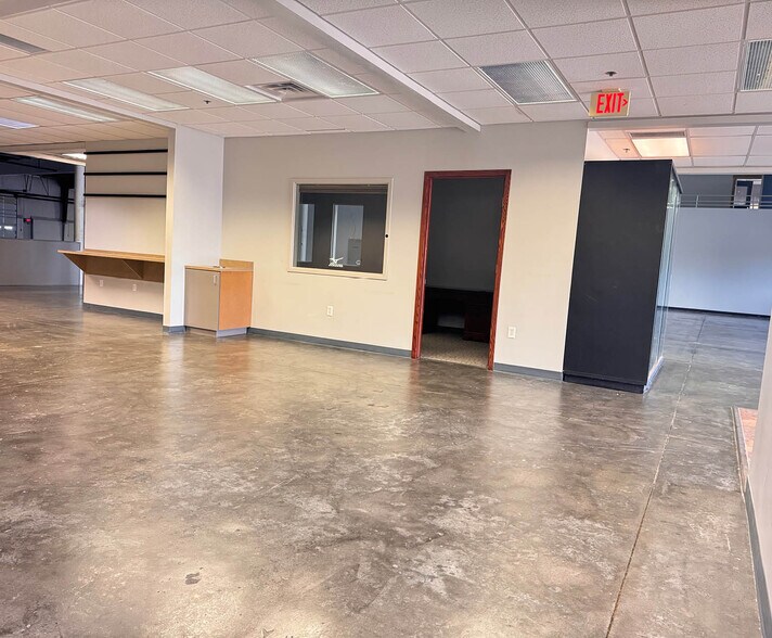 More Photos Of 8930 S 137th Cir, Omaha Warehouse For Lease