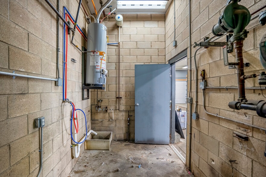 More Photos Of 7300 Lewis Ave, Temperance Carwash For Sale