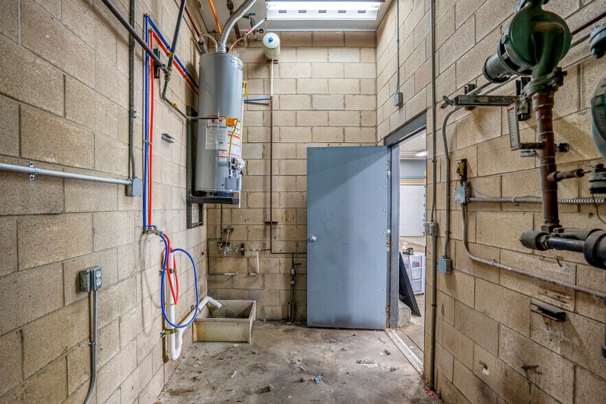 More Photos Of 7300 Lewis Ave, Temperance Carwash For Sale