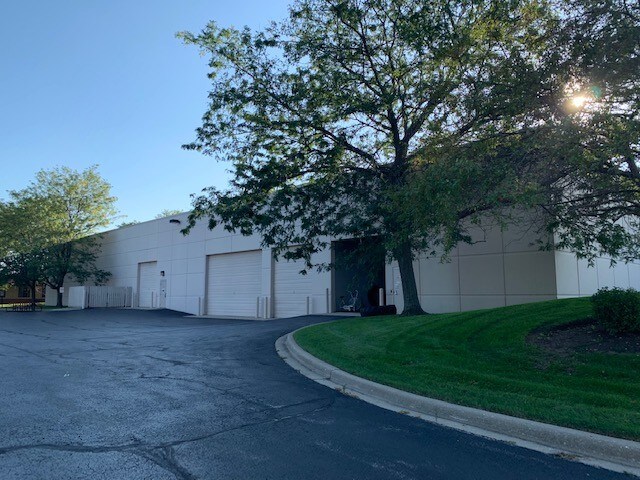 More Photos Of 345 Memorial Dr, Crystal Lake Showroom For Sale