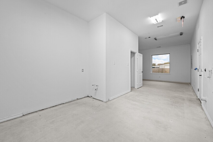 More Photos Of 15838 Tri City Beach Rd, Baytown Freestanding For Lease