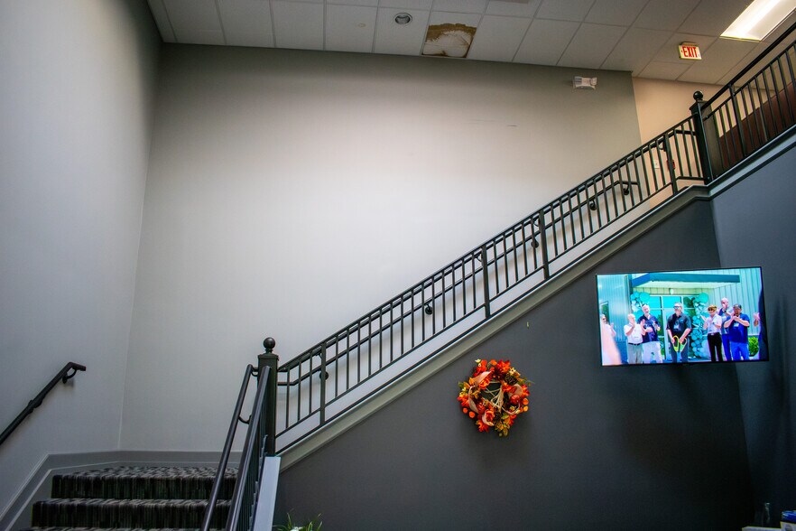 More Photos Of 4 Manley St, West Bridgewater Warehouse For Lease