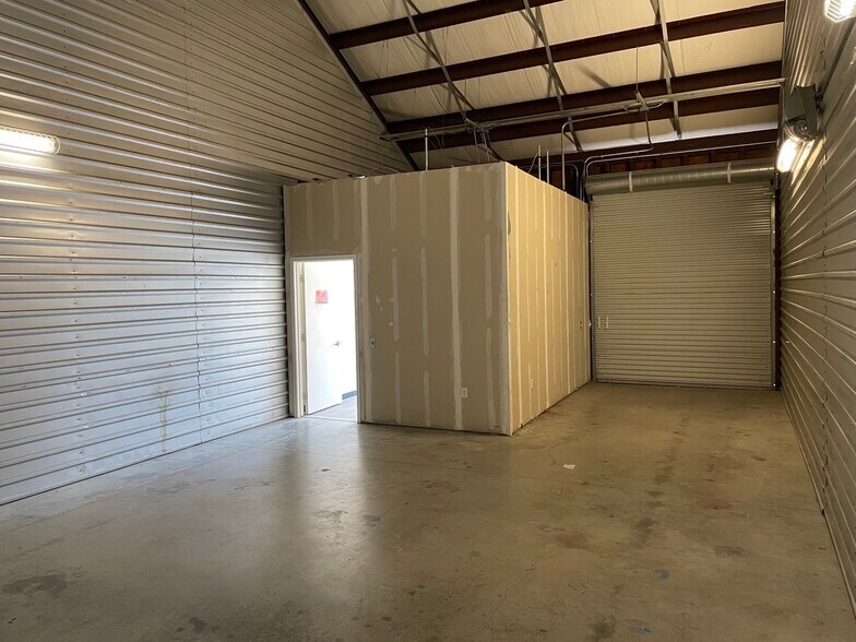 More Photos Of 2870 Gessner Rd, Houston Self Storage For Lease