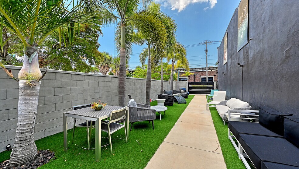More Photos Of 622 Central Ave, Sarasota Freestanding For Sale