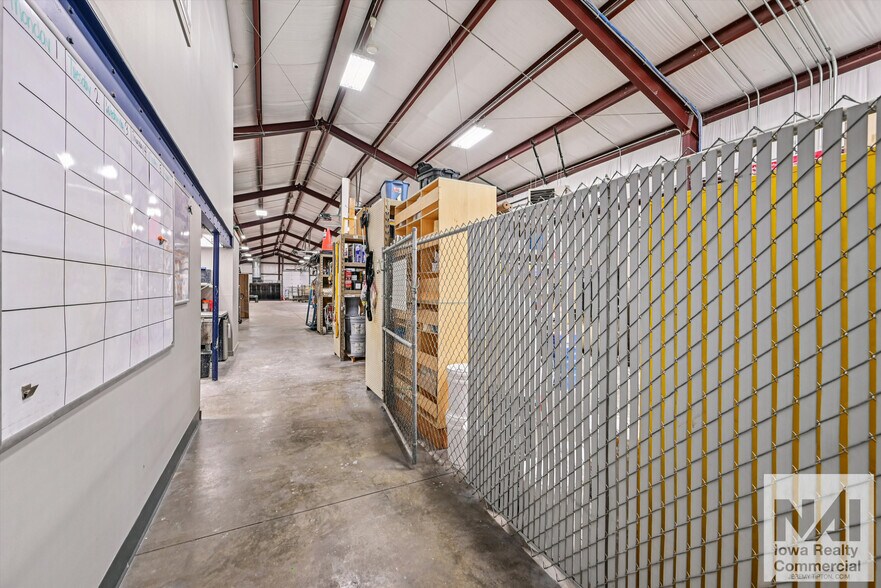 More Photos Of 1402 SW 18th St, Cedar Rapids Warehouse For Sale