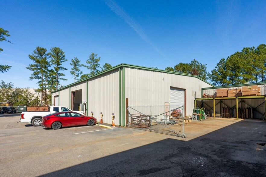 More Photos Of 3270 Benchmark Dr, Ladson Manufacturing For Lease