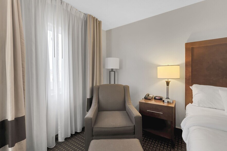 More Photos Of 5558 Lee Hwy, Atkins Hotel For Sale