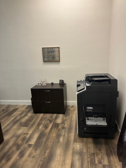 More Photos Of 3180 W Clearwater Ave, Kennewick Storefront Retail Office For Lease