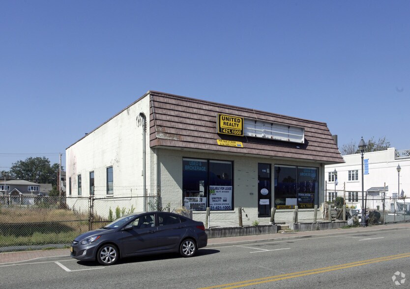 More Photos Of 116 Woodcleft Ave, Freeport Freestanding For Sale