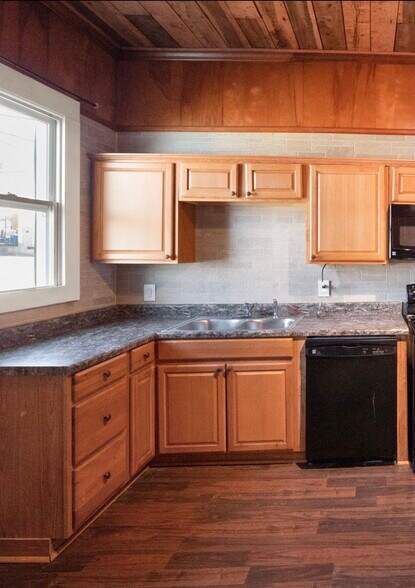 More Photos Of 615 E Main St, Scottsville Office For Sale