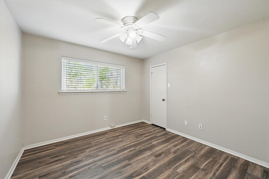 More Photos Of 300 Paul Wilson Rd, Wylie Showroom For Lease