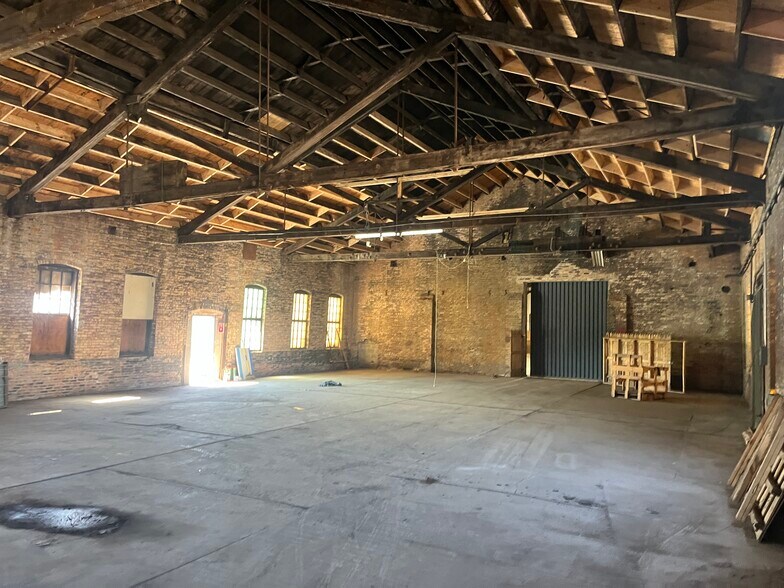 More Photos Of 1104-1120 E Oak St, Dekalb Manufacturing For Lease