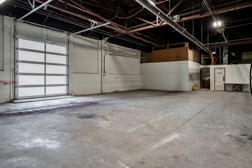 More Photos Of 208-210 Kishwaukee St, Rockford Light Distribution For Sale