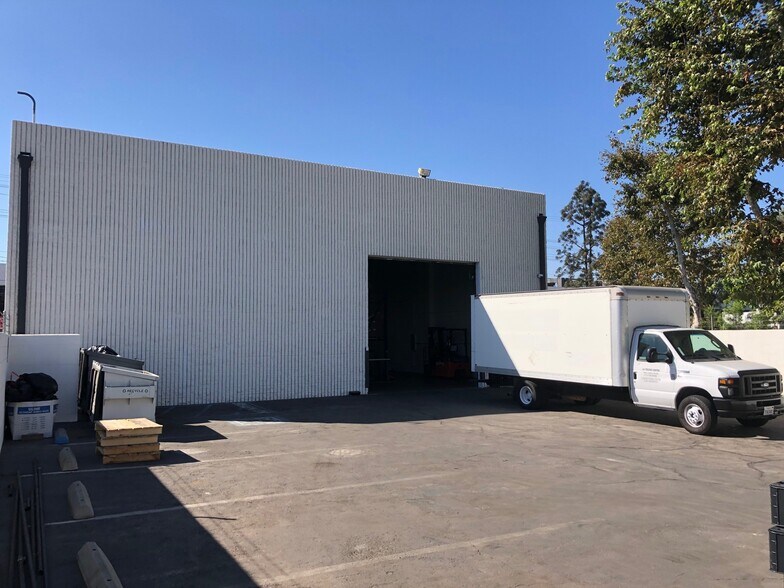 More Photos Of 2636 N Ontario St, Burbank Warehouse For Lease