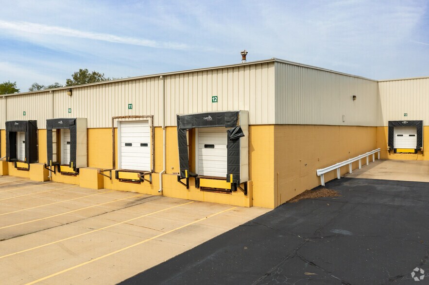 More Photos Of 2737 S Adams Rd, Rochester Hills Warehouse For Lease