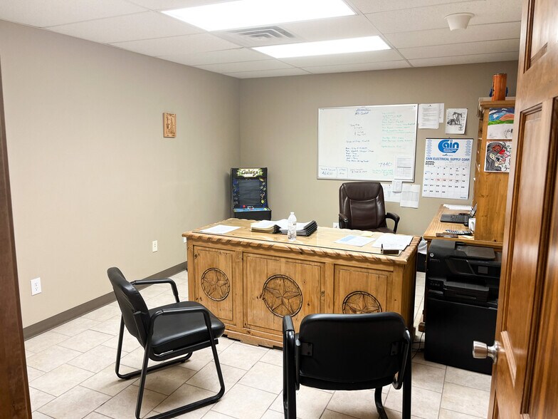 More Photos Of 3611 N US Highway 87, Big Spring Warehouse For Lease