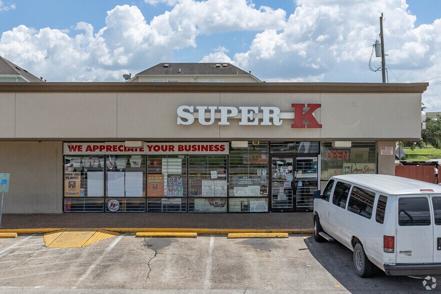 More Photos Of 7000-7020 Woodridge Dr, Houston Storefront Retail Office For Lease