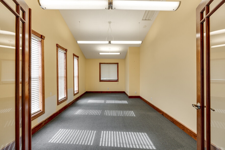 More Photos Of 1089 Sagamore Pky W, West Lafayette Office For Sale